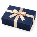Geschenkbox 30 x 22 x 10 cm aus Karton in Dunkelblau/Beige mit Satinschleife